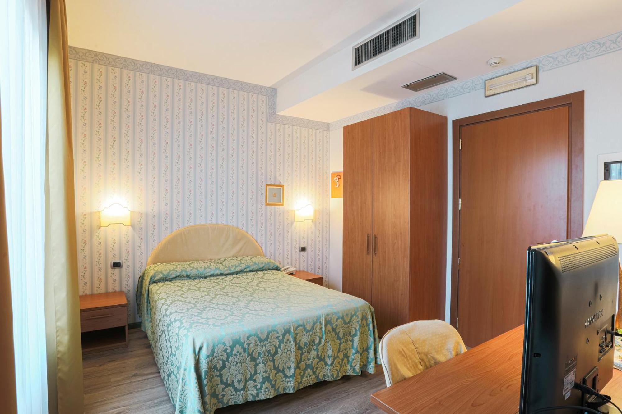 קסטלנובו די גרפניאנה Hotel Ristorante La Lanterna מראה חיצוני תמונה