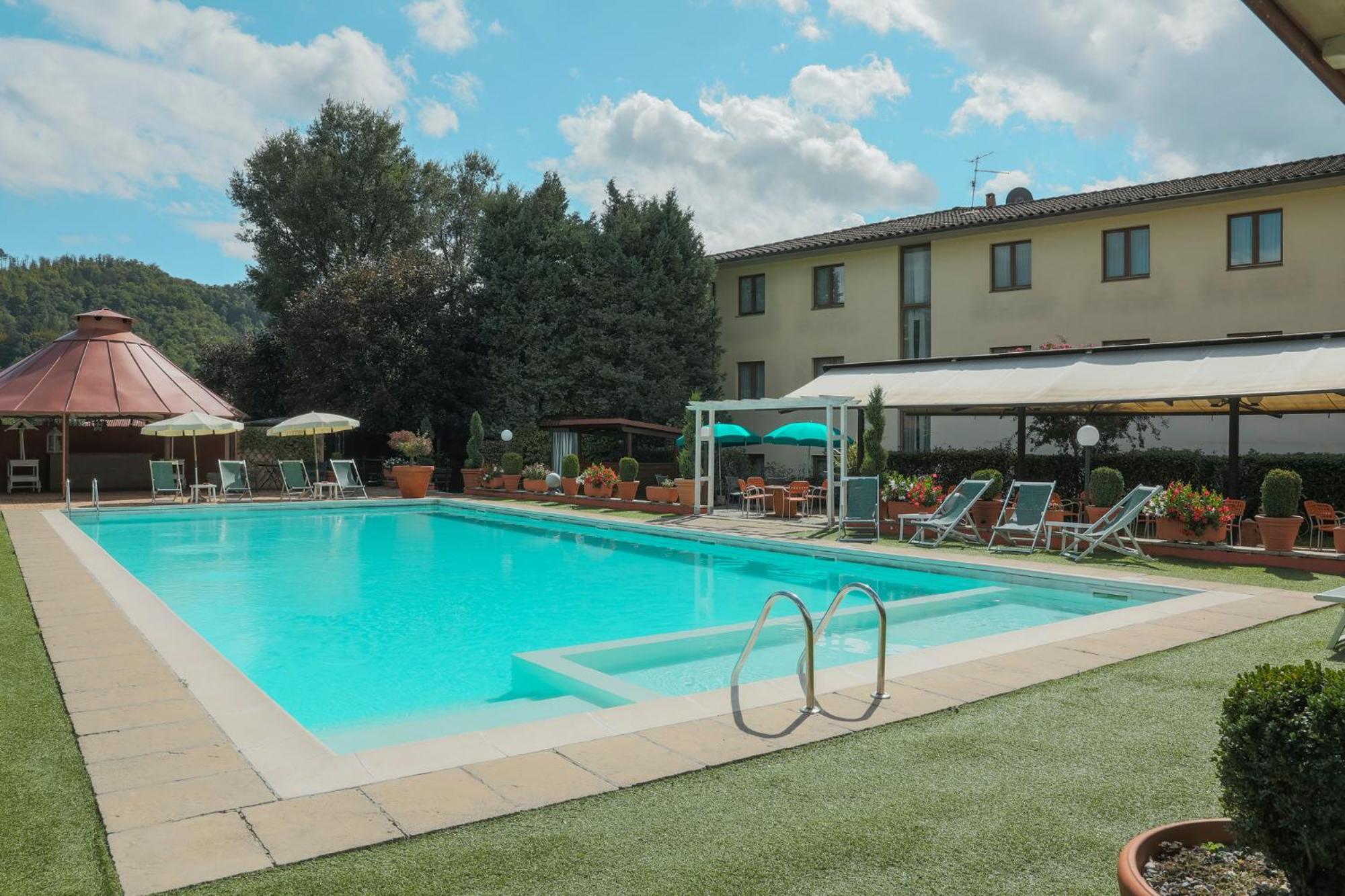 קסטלנובו די גרפניאנה Hotel Ristorante La Lanterna מראה חיצוני תמונה