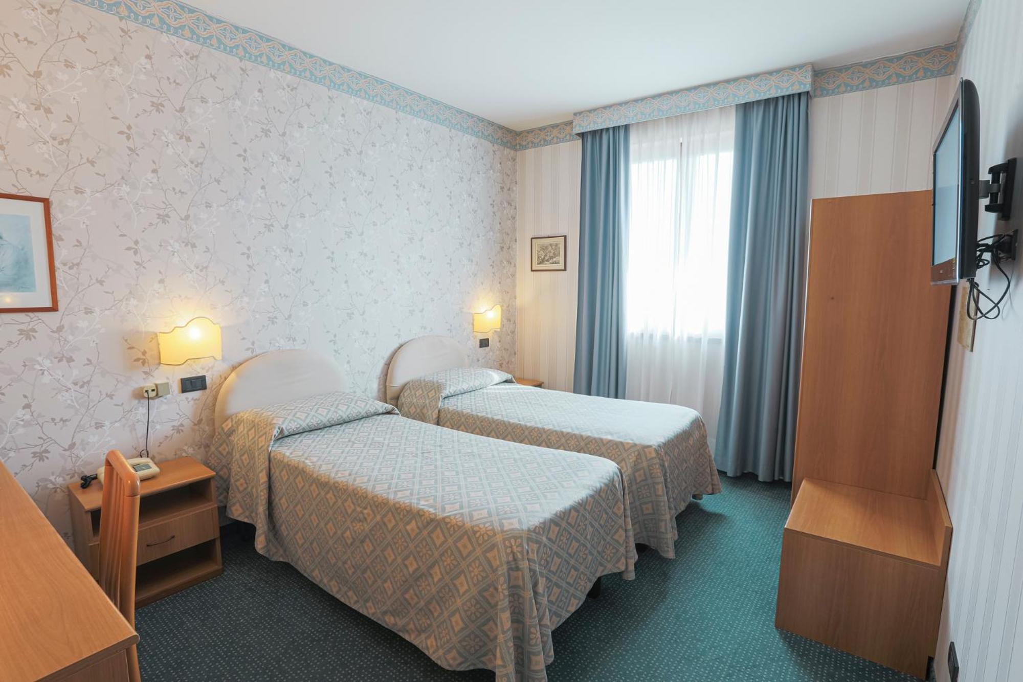 קסטלנובו די גרפניאנה Hotel Ristorante La Lanterna מראה חיצוני תמונה
